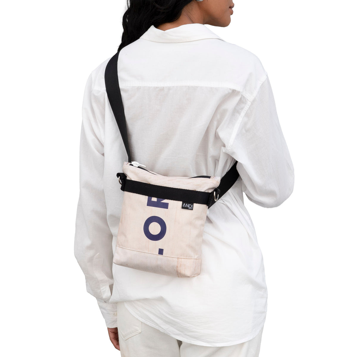 Shoulder bag — Shorter strap setting
