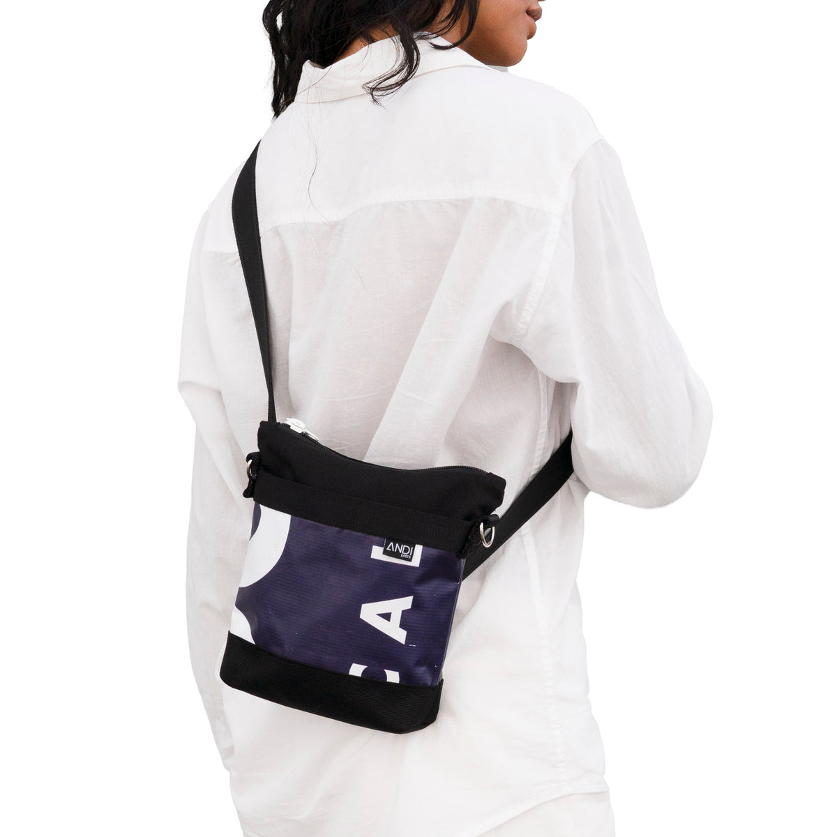 Shoulder bag — Shorter strap setting