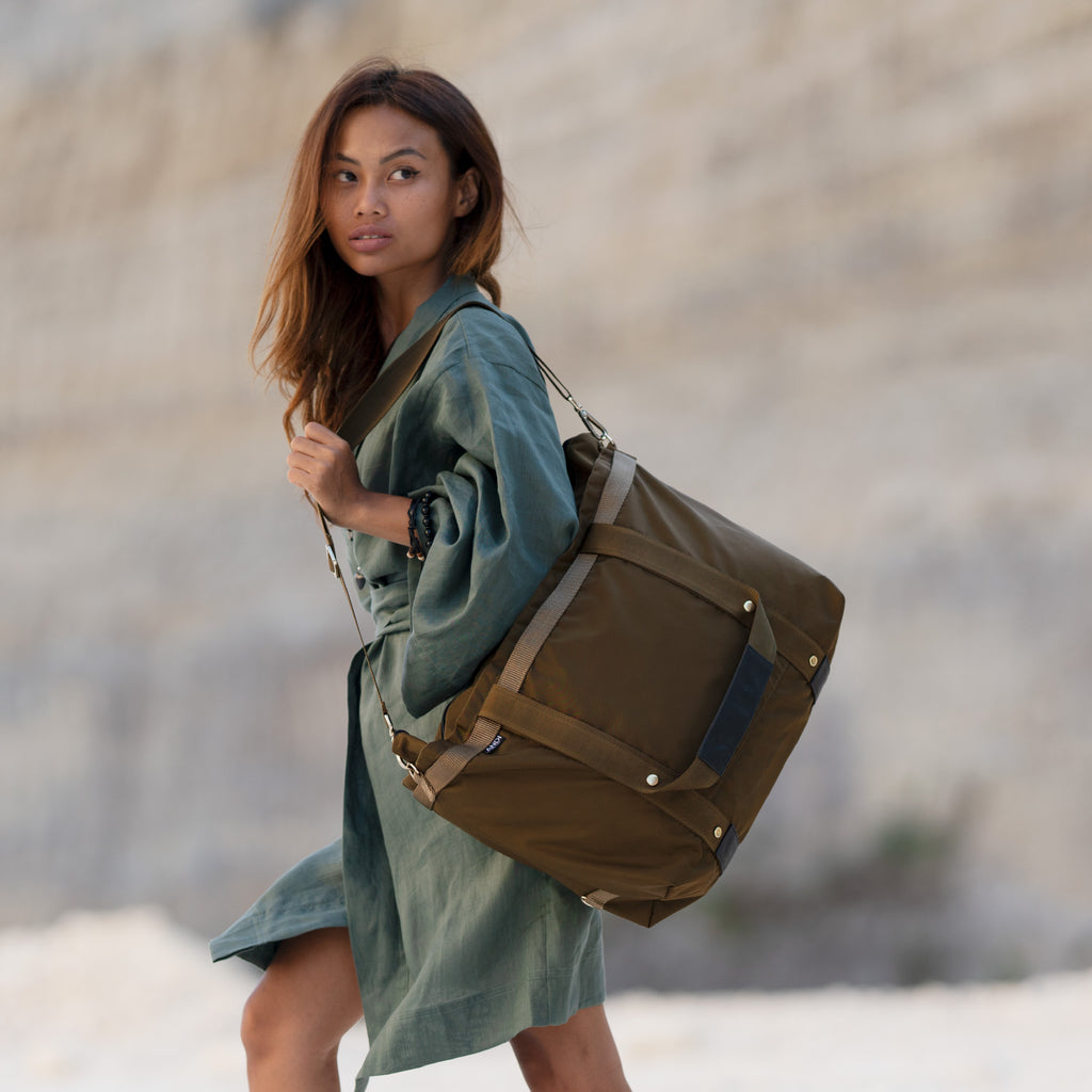 Woman carrying Large ANDI shoulder bag in golden brown color | Travel Tote